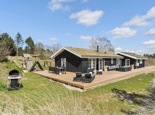 Dejligt sommerhus i grønne omgivelser med spabad og solterrasse