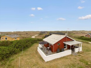 Hyggeligt sommerhus med flot udsigt til klitlandskabet nær Lakolk strand.