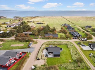 I sommerhuset ved nr. Lyngvig er der altid læ-muligheder på en af de tre terrasser eller i en af de to pavilloner. Du kan nyde solopgangen fra den lukkede terrasse eller fra et særligt sted, hvor der er en bænk med udsigt over fjorden. Fyrtårnets stråler kan også ses om aftenen.