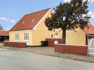 Klassisk Skagenshus nær Skagen Sønderstrand, bymidten og havnen