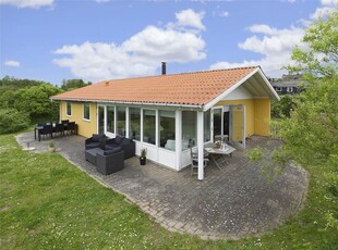 Lyst og indbydende sommerhus i Skødshoved Strand med havudsigt