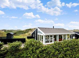 Skønt sommerhus med fantastisk placering – flot udsigt til havet og klitterne