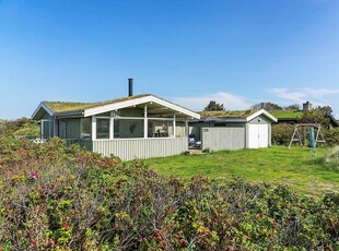 Skønt sommerhus med lukket terrasse og fredelig adresse i Rødhus