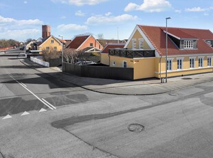 Hyggeligt træsommerhus i naturskønne omgivelser