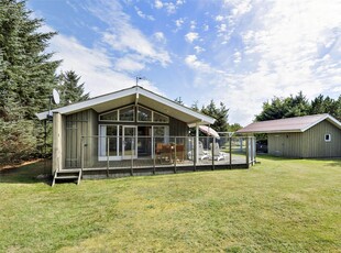 Velholdt og godt beliggende sommerhus med de skønneste udearealer