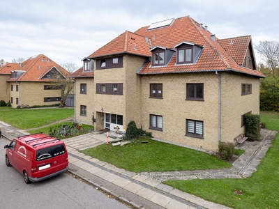 Fra lejligheden er der kort afstand til uddannelsessteder (Absalon Campus Holbæk) og gymnasie/erhvervsskoler. Ligeledes er der ikke langt til centrum, hvor gaderne frister med alt fra shopping til cafébesøg.