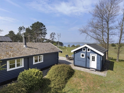 Charmerende og velholdt sommerhus på Røsnæs med skøn udsigt over Kalundborg fjord.