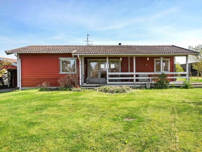 Charmerende sommerhus ved Kelstrup Strand med udsigt til marker gåafstand til vandet.