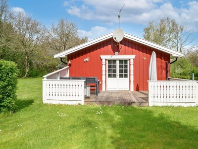 Hyggelig og meget rummelig bjælkehus beliggende på en stor naturgrund på Blomstervangen 137, Jegum Ferieland.