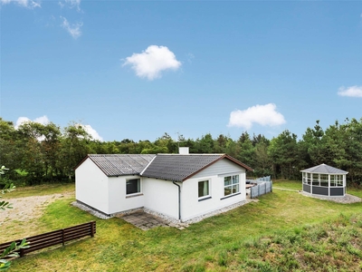 Hyggeligt sommerhus med fin havepavillon og kort afstand til Sønderstrand