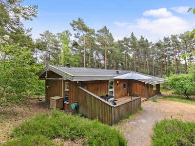 Indbydende sommerhus i godt område tæt på populær strand