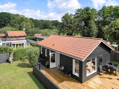 Ældre, hyggeligt sommerhus tæt på god badestrand