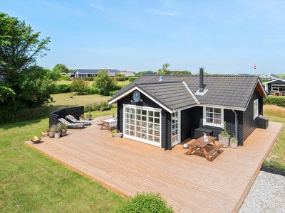 Lyst og indbydende sommerhus på lukket vej nær stranden