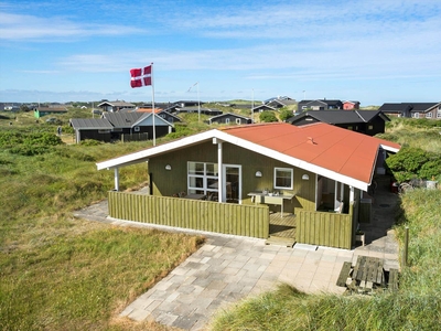 Rummeligt og velindrettet sommerhus nær Vesterhavet