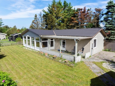 Flot træsommerhus i Houvig med SPABAD og solrig terrasse og kun 450 mtr. til Vesterhavet.