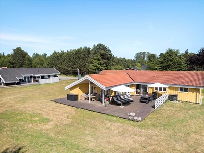 Rummeligt sommerhus tæt på børnevenlig sandstrand