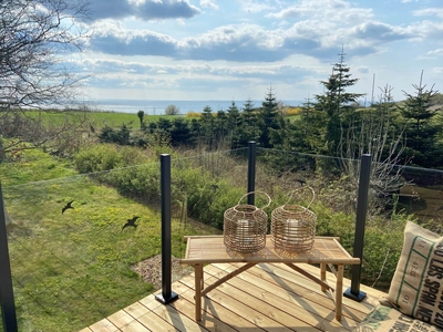 Skønt sommerhus med fantastisk tagterrasse, her kan I bl.a. nyde udsigten over landskabet mod havet.