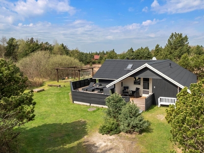 Skønt sommerhus med stor solterrasse og egen naturlegeplads