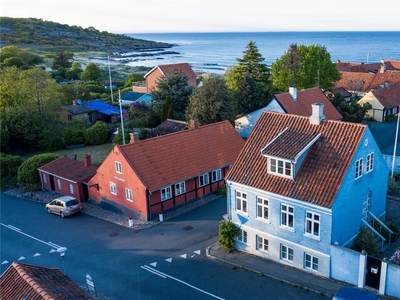 UNIKT liebhaver sommerhus med skøn gårdhave, 125 m. fra strand