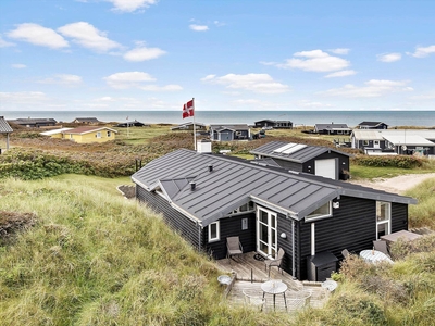 Pænt og velholdt sommerhus med garage 150 meter fra Nørlev Strand