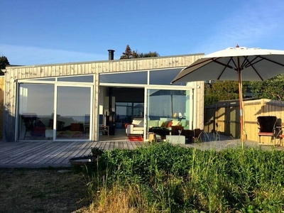 Særklasse sommerhus med panorama havudsigt ved Næsby Strand