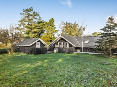 Velholdt sommerhus med spabad og central adresse i Blåvand