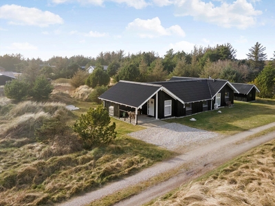 Hyggeligt sommerhus på lukket vej i gåafstand til Vesterhavet