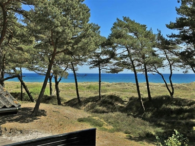 Indbydende sommerhus med havudsigt. 1. række kun 150 m til stranden