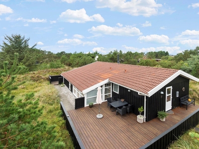 Velholdt sommerhus med sauna tæt på centrum af Henne Strand