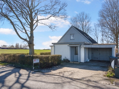 Velkommen til smukke Lolland, hvor skov og marker ligger uforstyrret side om side, og hvor der er ro og fred til, at hverdagen kan gå sin gang. Her har I nu muligheden for at få fingrene i en villa hvor du kan sætte dit eget præg.