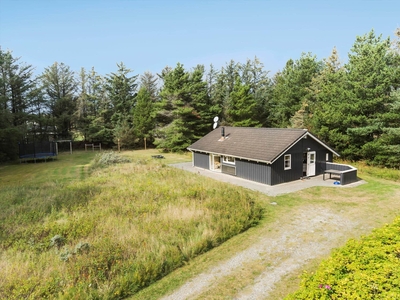 Dejligt sommerhus med spabad, sauna og sjove legefaciliteter