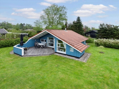 Sommerhus med solrig terrasse og tæt på stranden i Vejlby Fed