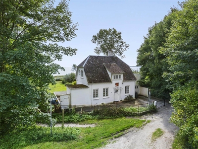 Ældre villa beliggende tæt ved strand.