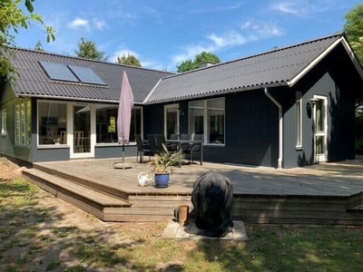 Pænt og rummeligt sommerhus beliggende i hyggelige Kostræde Banker.