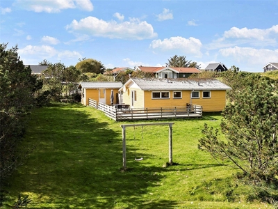 Sommerhus beliggende på en stor og naturskøn grund ved Nr. Lyngby