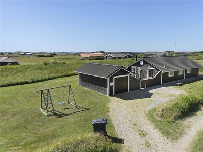 Sommerhus på dejlig naturgrund