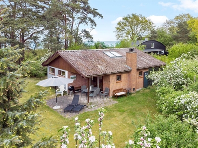 Sommerhus placeret i 1. række direkte ved Ulvshale strand.