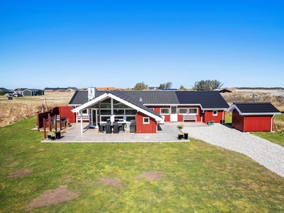 Stort sommerhus med vildmarksbad, sauna og solrig terrasse