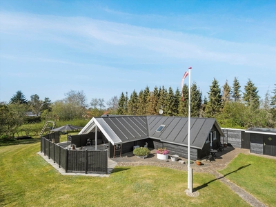 Dejligt sommerhus med spabad, sauna og vildmarksbad