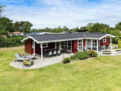 Hyggeligt sommerhus i lukket have tæt ved Rude Strand