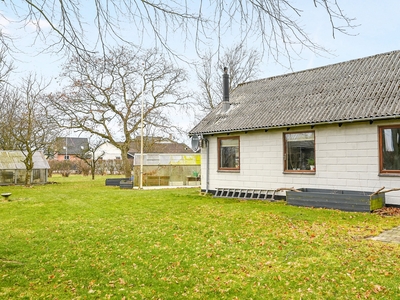 Lys og velholdt villaejendom tilbage fra 1897, som løbende er blevet opdateret og vedligeholdt, bl.a. i form af en ombygning tilbage i 1970'erne. Foruden selve villaen på 149 gode boligkvadratmeter står der også opført et praktisk udhus.