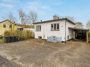 CHARMERENDE BUNGALOW MED SOLRIG TERRASSE OG LANDSBYSTEMNING