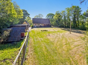 IDYLLISK HUS MED STOR HAVE I FREDELIGE OMGIVELSER