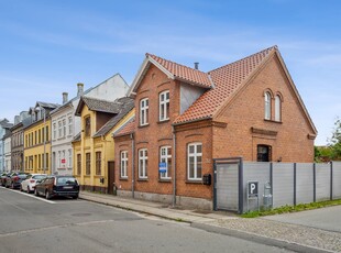 SMUKT OG VELBEVARET BYHUS I CENTRUM