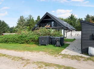 HYGGELIG FERIELEJLIGHED MED EGEN TERRASSE I ROLIGE RAMMER