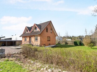 LYS OG MULIGHEDSRIG VILLA MED STOR, SOLRIG HAVE NÆR ALLE LIVETS FORNØDENHEDER