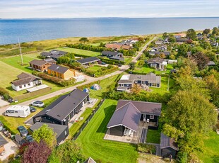 SKØNT SOMMERHUS NÆR VAND OG STRAND