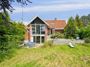 STOR OG MODERNE VILLA I TRE ETAGER MED UGENERT HAVE