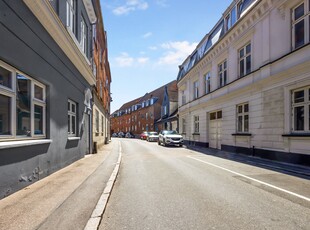 Slotsgade er en af Slagelses mest centrale stræder, som fører lige op til rundkørslen, hvorfra byen virkelig folder sig ud med spisesteder og butikker.