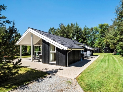 Hyggeligt sommerhus i fredfyldte omgivelser tæt på skov og strand